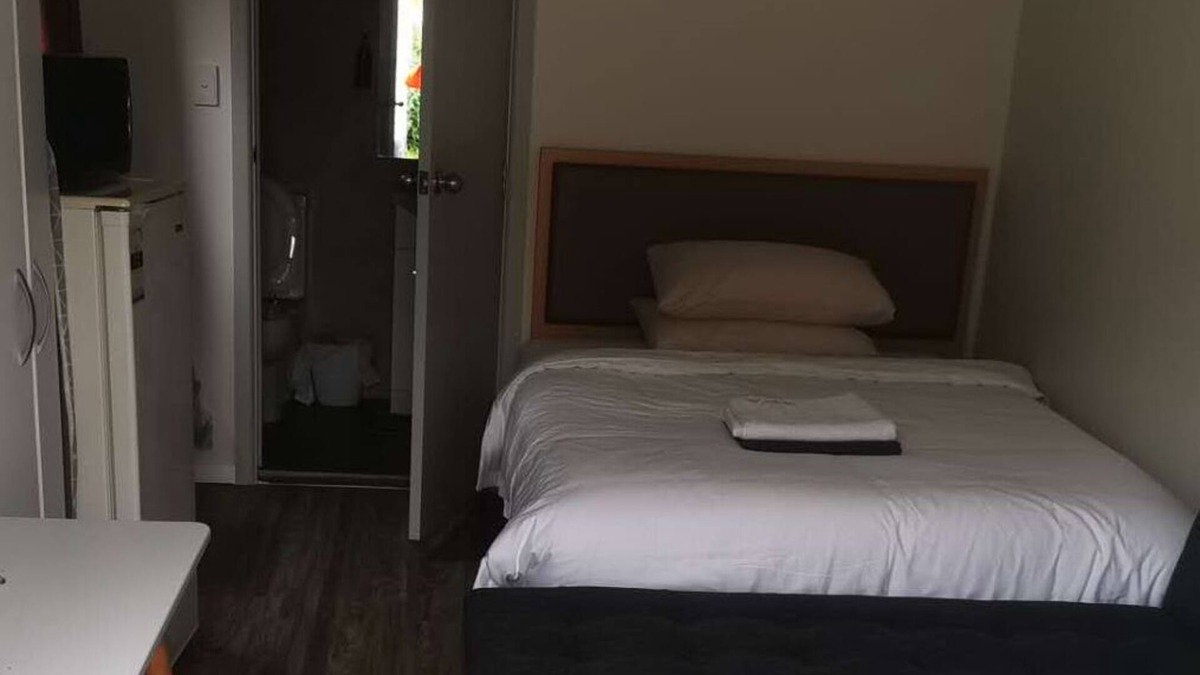 Mount Albert Ski Chalet | 1 Double and 1 sofa bed Garden Chalet B