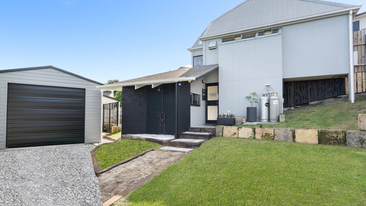Papamoa Beach House | 1 min walk to beach, no road crossings. 5 min walk to restaurants & supermarket.