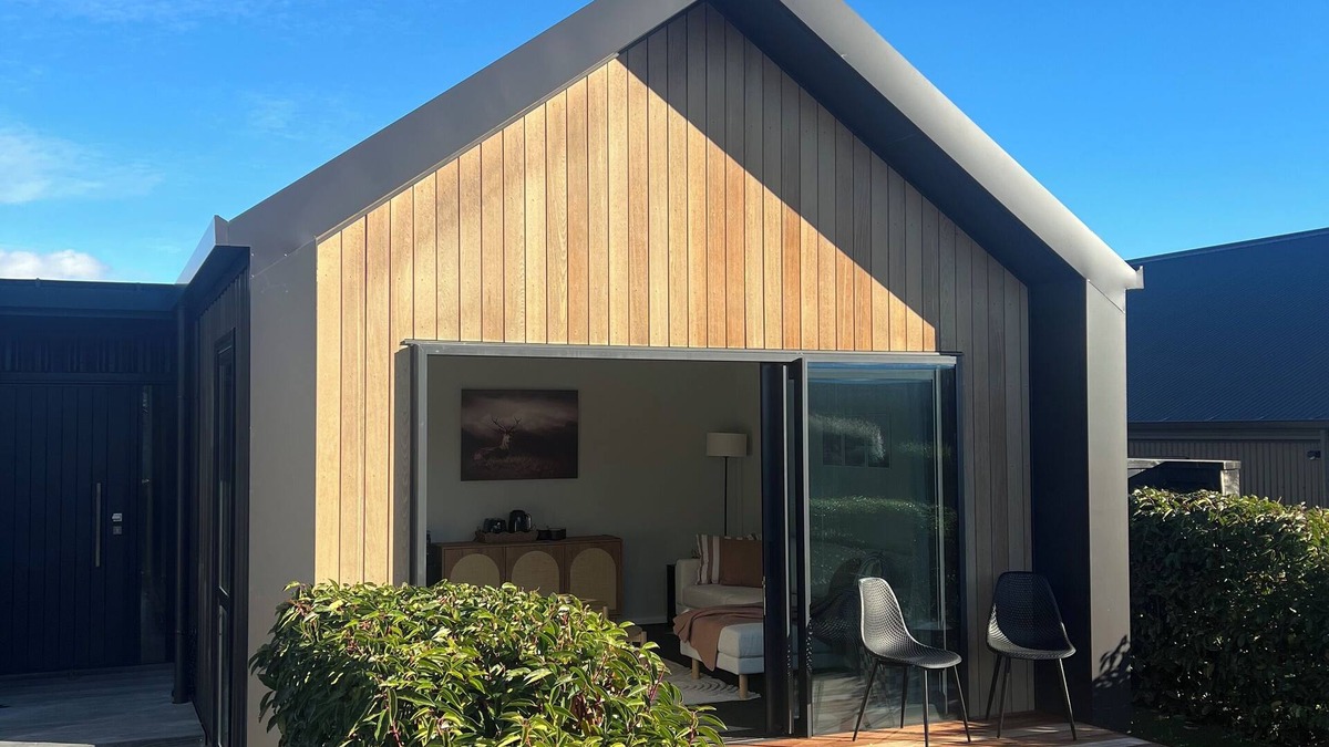 Kawarau Falls Apartment | 10 minutes from airport - a modern & stylish retreat