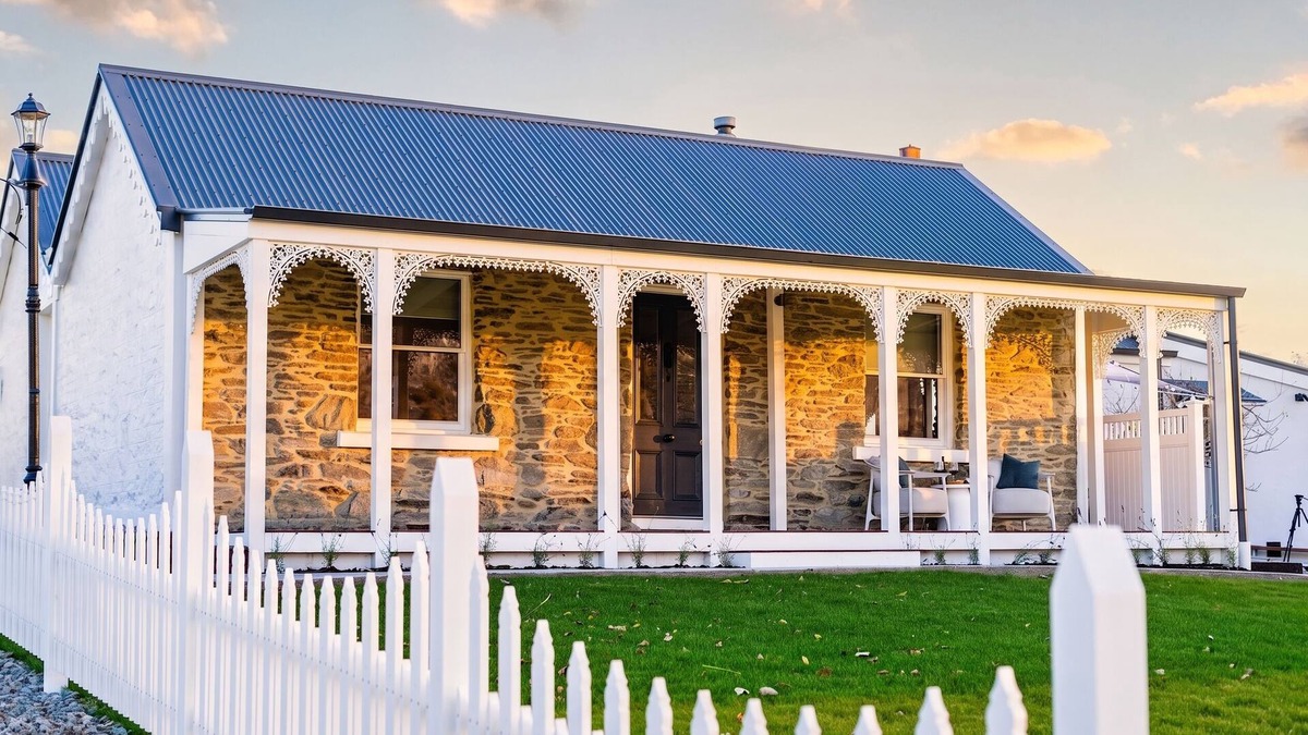 Lowburn Cottage | 1868 Schist heritage cottage. 4 bedroom, 220°Lake & mountain view. History calls
