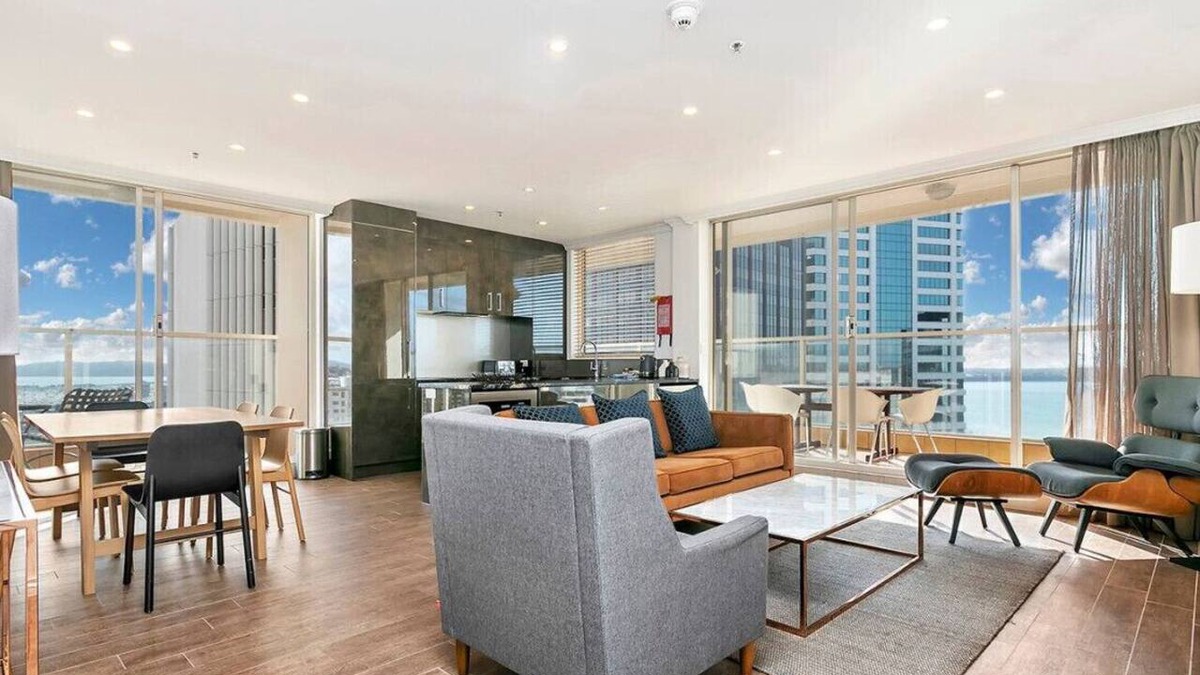 Auckland Central Business District Apartment | 18th Floor 180-Degree Views 2 Bed 2 Bath Parking