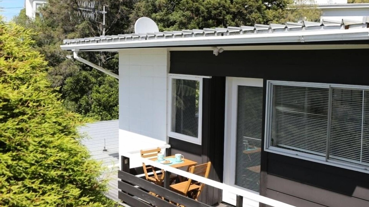 Wellington House | 1970's Inspired, Sunny, Modern Apartment