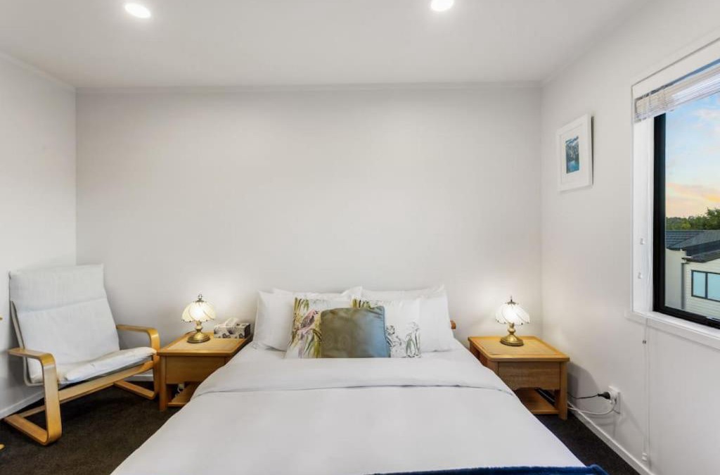 Birkdale House | 2 Bedroom Coastal North Shore Retreat - Parking