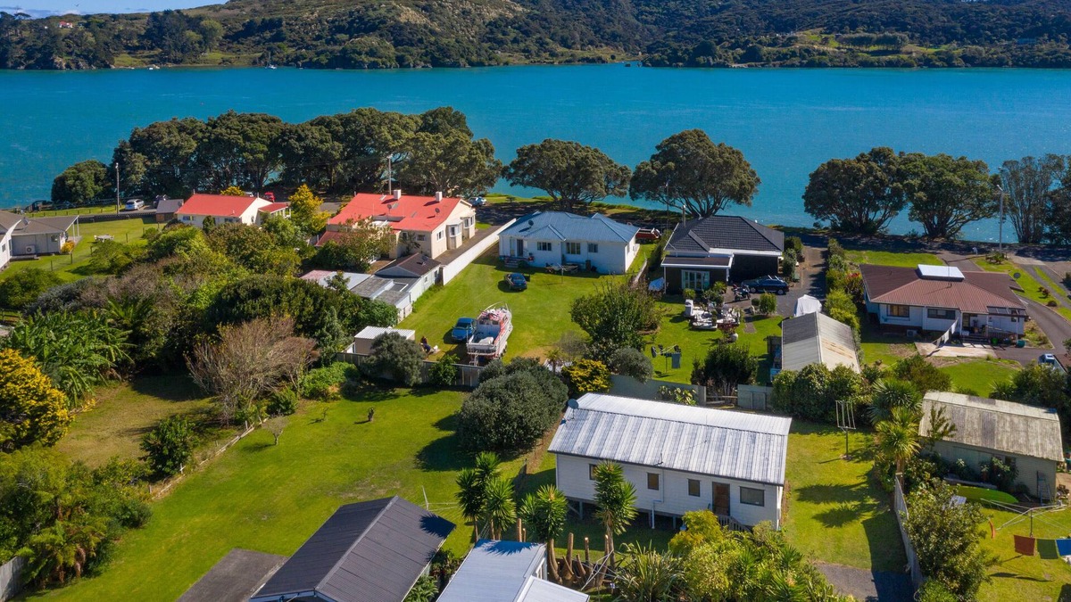 Raglan House | 2 bedroom modern Raglan beach retreat large outdoor deck 200 meters to town