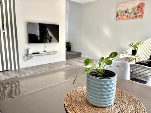 Riccarton Apartment | 2 Bedroom townhouse with garage close to Hagley Park, Westfield Mall, Railway Station, Hospital and Wolfbrook Arena