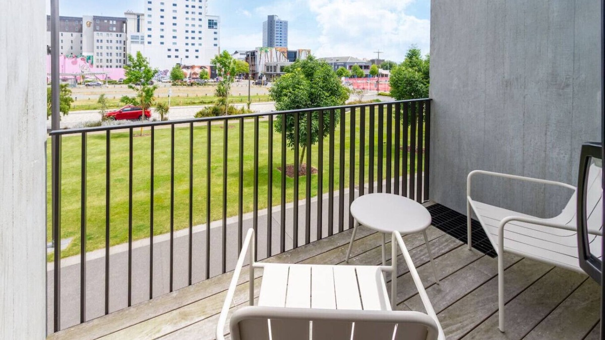 Christchurch City Centre House | 2-Bedroom w/Carpark. Overlooks Central East Frame