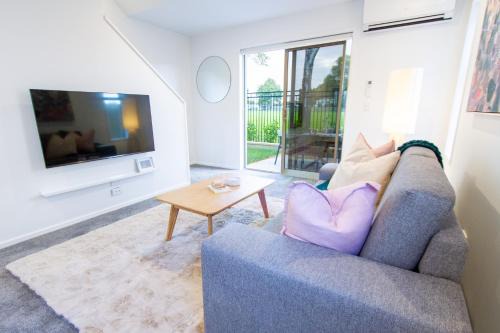 Upper Riccarton Apartment | 2 Bedrooms overlooking Park - Exquisite Views