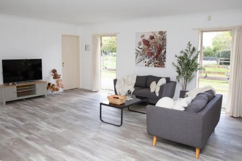 Tamahere Apartment | 2 Bedrooms with Garage right on Te Awa River Ride