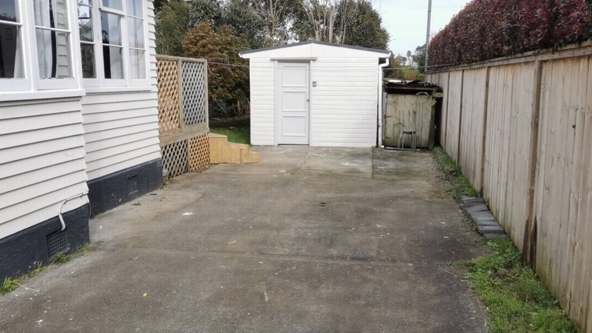 Mount Albert House | 2 Double Bed Garden Chalet, 14 Phyllis St, Mt Albert, Auckland