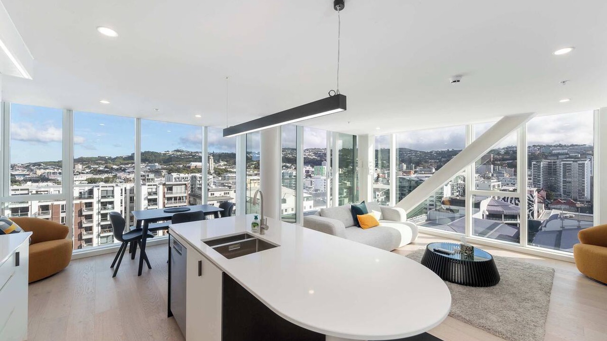 Te Aro Apartment | 2BR Skyline Views - Cozy HydeLane Stay w Amenities