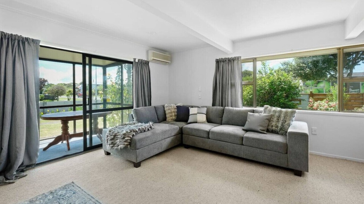Gisborne House | 2BR Unit 900m to Town & Beach!