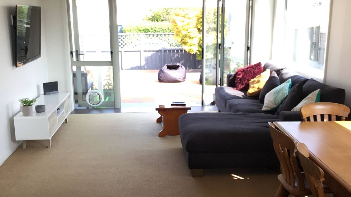 Dunedin House | 3 bedroom -all day sun overlooking Tomahawk beach