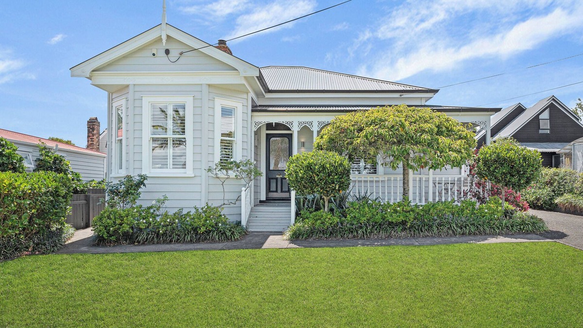 Devonport House | 3-bedroom Devonport villa near village