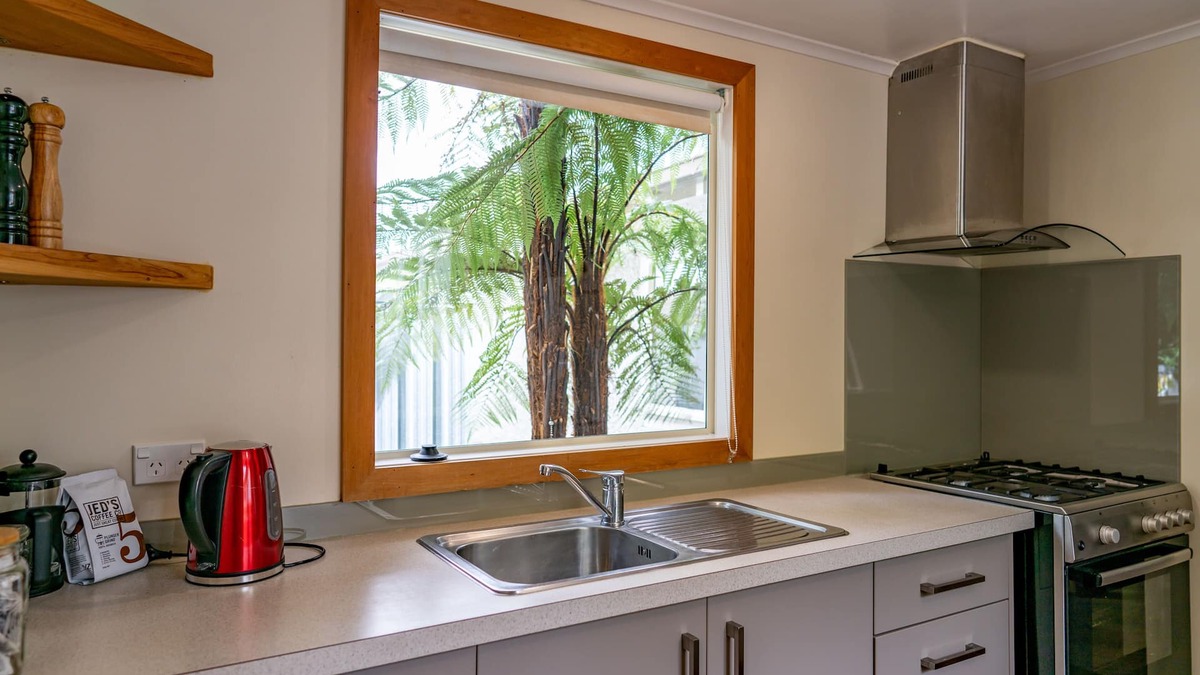 Palmerston North House | 3 Bedroom home, OSP parking for 2 vehicles, fast WiFi, 5 minute walk to city