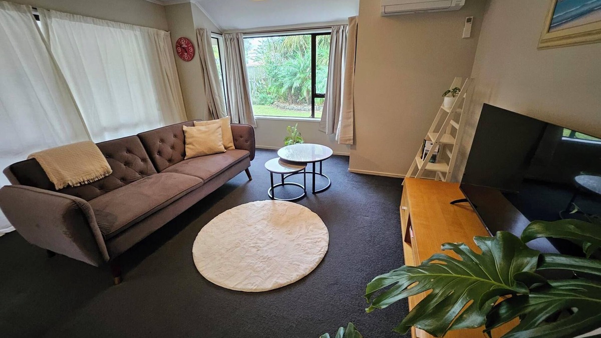 Auckland House | 3 Bedroom Home with free parking in Prime Location minutes from Milford Beach