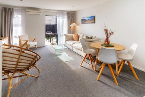 Sydenham Apartment | 3 Bedroom Home With Garage & Extra Car Park