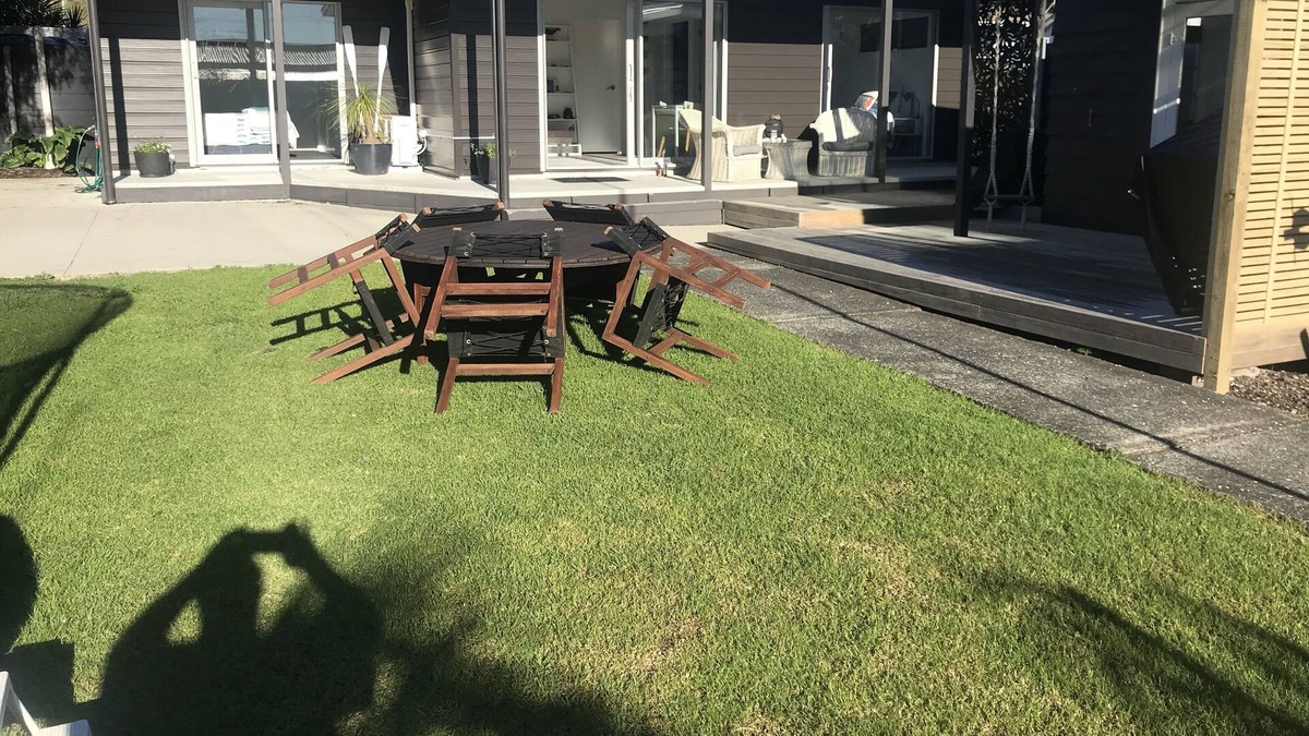 Kawakawa Bay House | 3 Bedroom House 30 seconds to the beach