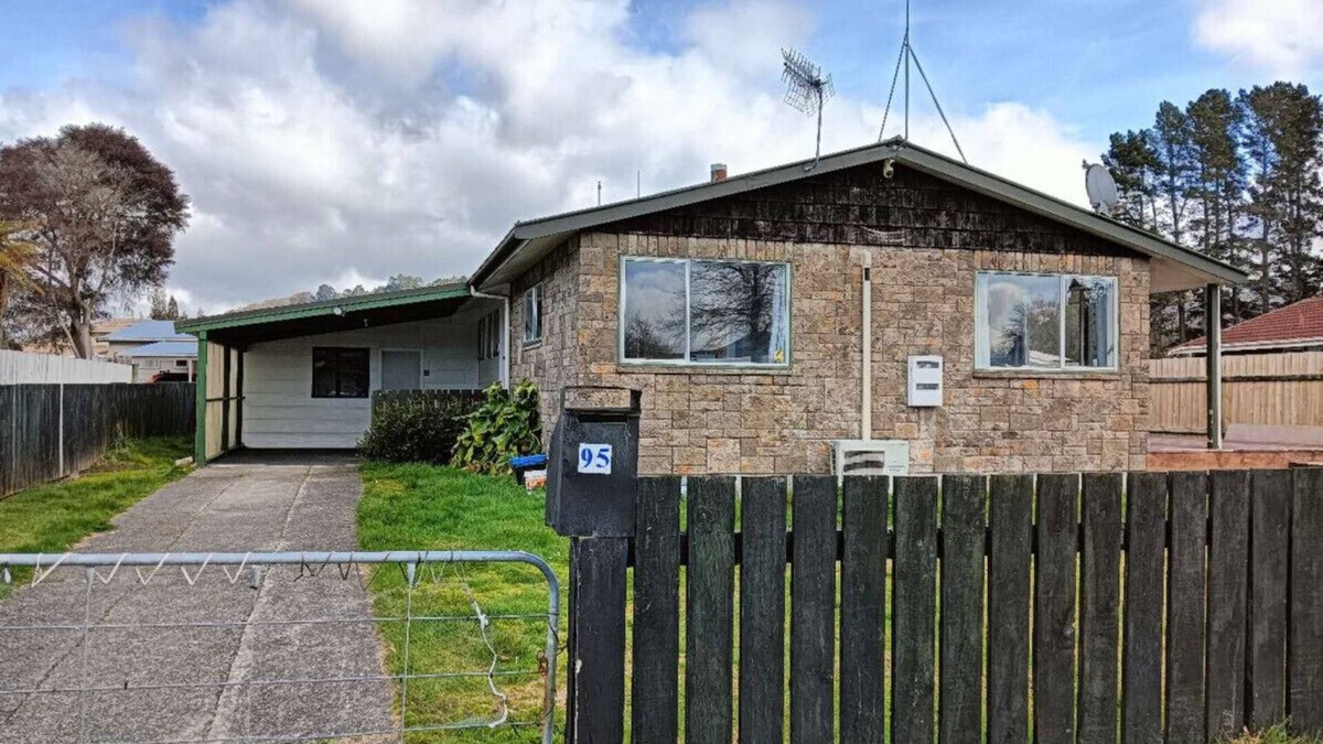 Kawaha Point House | 3 Bedroom House, 95 Aquirus Drive, Rotorua
