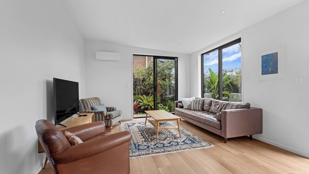 Narrow Neck House | 3-bedroom Narrow Neck apartment, Ground Level