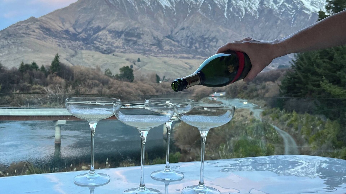 Kelvin Heights House | 3 min to The Remarkables/Lakefront Spa Luxury