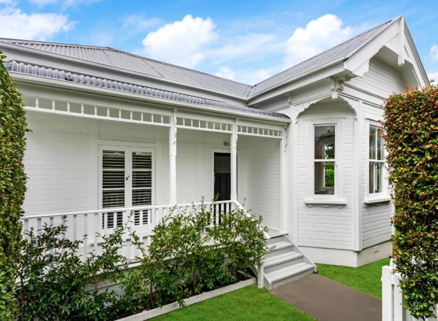 Mount Eden Villa | 30 Seconds to Eden Park, Hot Tub, Sleeps 6