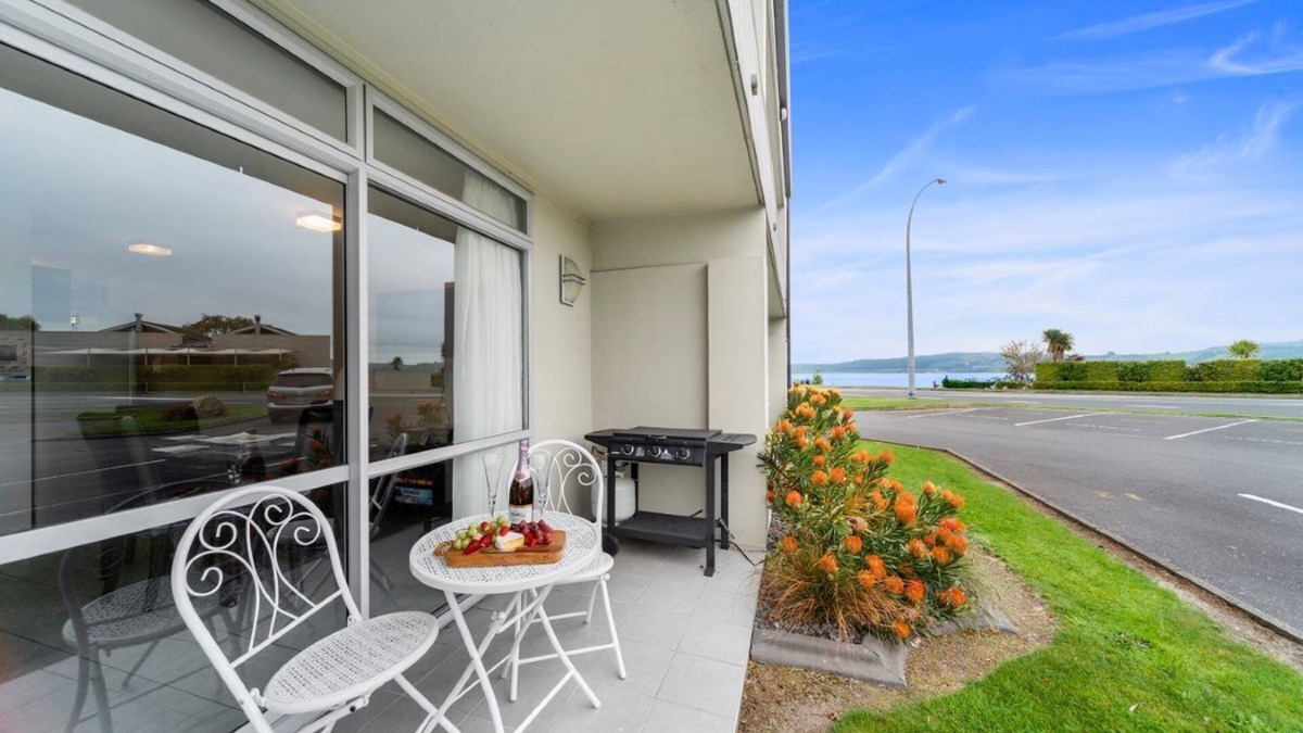 Two Mile Bay House | 300 Lake Terrace