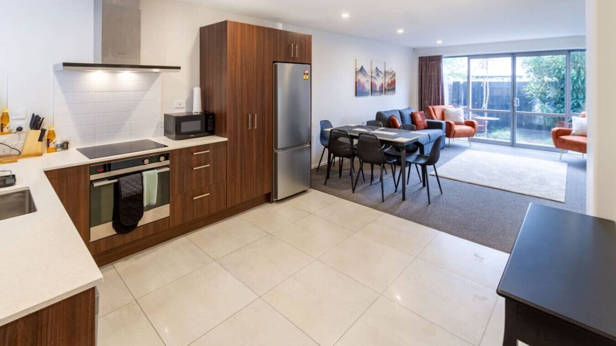 Addington House | 3bed with Garage Minutes from the Action and Sleeps 8