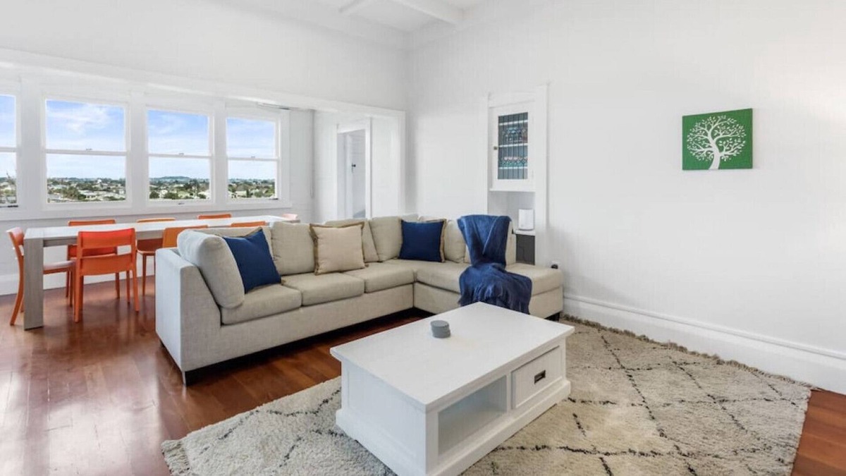 Mount Eden House | 4 Bedroom | 2 bathroom| Views | Parking | Office