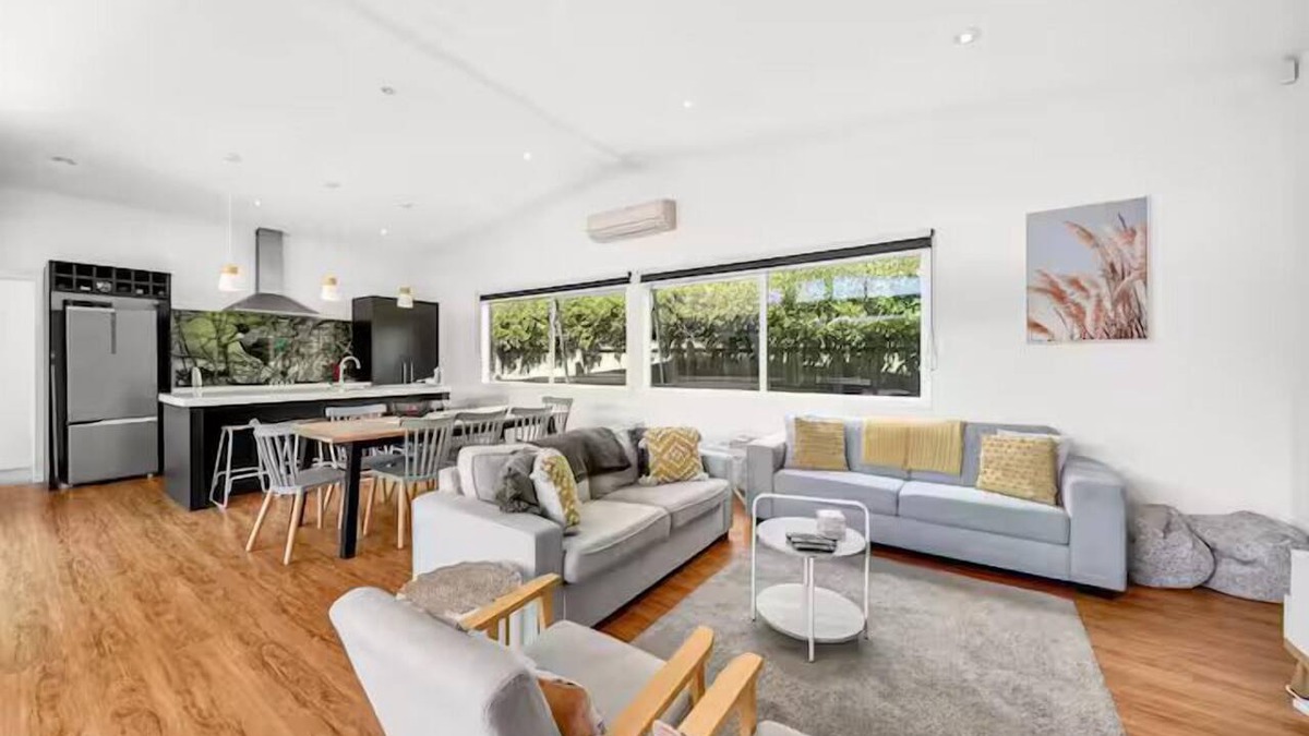 Martinborough House | 4 bedroom house with Spa short walk to the square