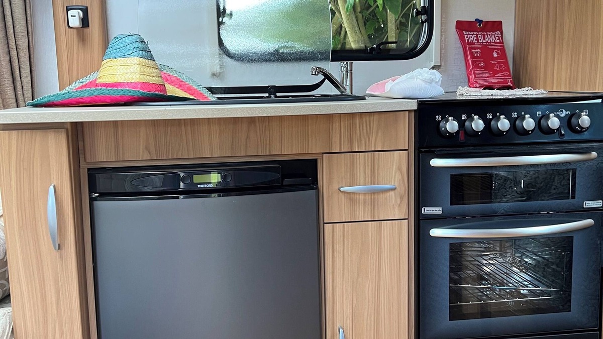 Aongatete House | 4 berth caravan to rent for 2 adult and 2-3 kids. 110$/night.
