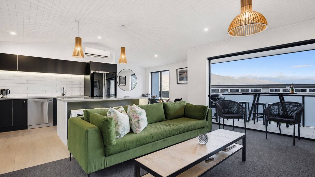 Queenstown House | 4 Ensuites, Hot Tub, Sleeps 8, Remarkables Views