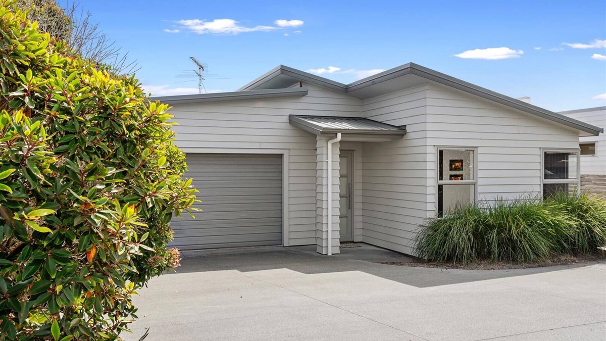 Omaha House | 5 bedroom beach house | 3-min walk to beach | Sleeps 12 🏝️