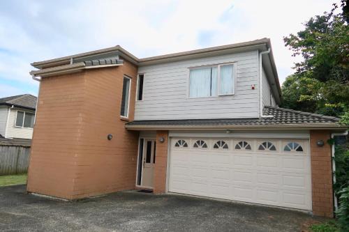Mount Albert House | 5 Bedroom sweet House 82A Richardson Road