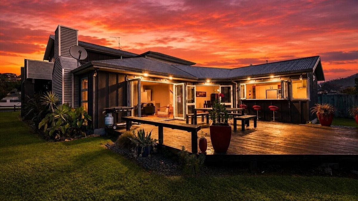 Kawaha Point House | 5BR-Sleeps 12, 50m to Lake Near CBD & Attractions