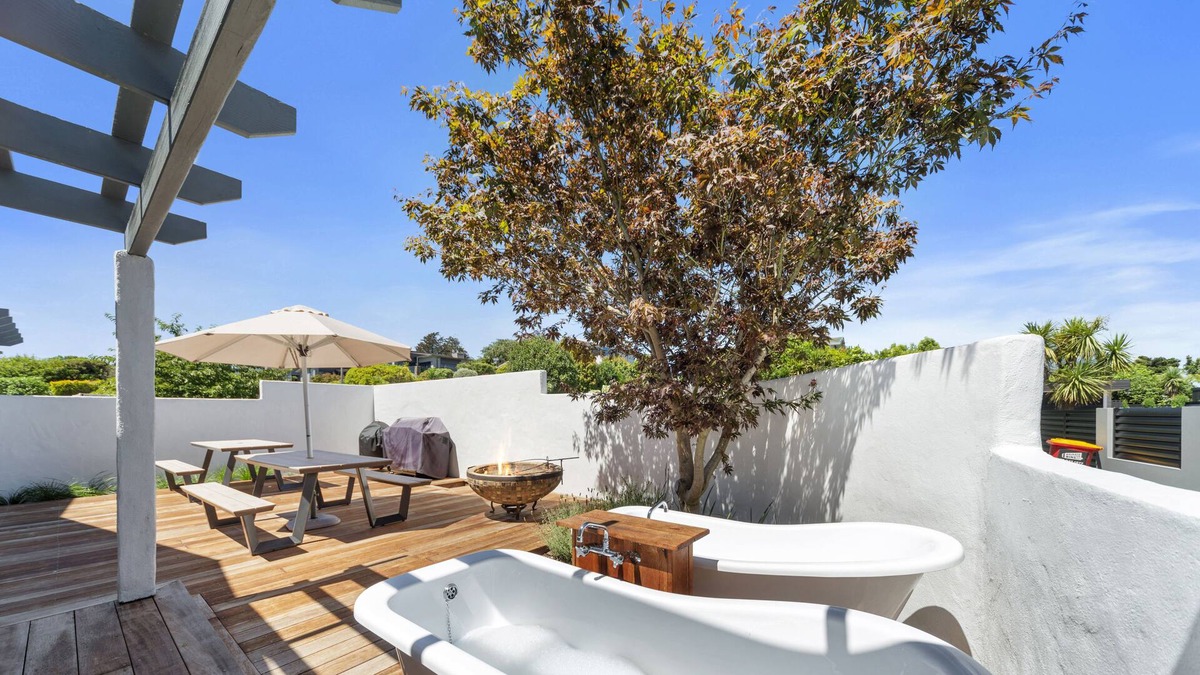 Hilltop House | 6 Bedrooms, 3 Bathrooms, 2 Living Areas, 2 Kitchens, Lake Views