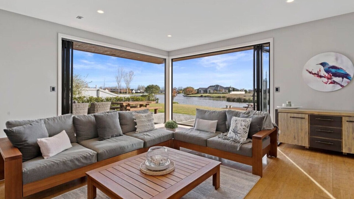 Huntingdon House | 6BR Relax at Lake Hood Luxury Canal Home with Jetty