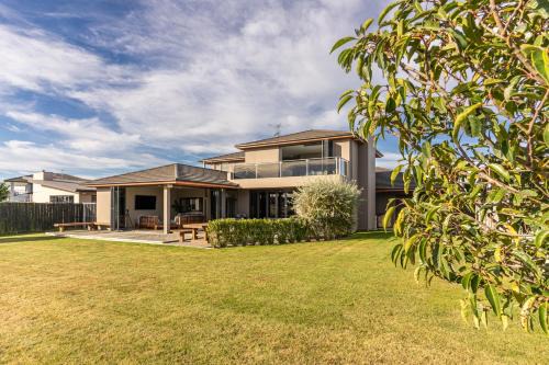 Huntingdon House | 6BR Relax at Lake Hood Luxury Canal Home with Jetty