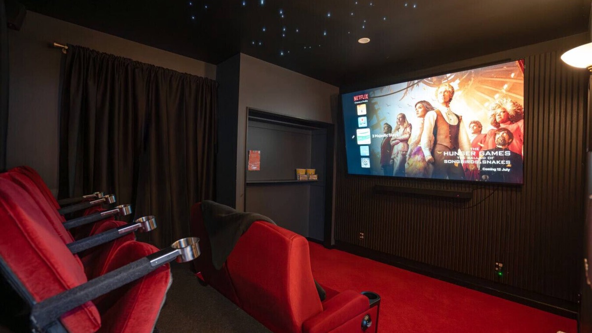 Linwood House | 7 Bathrooms. Cinema. Free Parking. Central. Games Room w PS5.