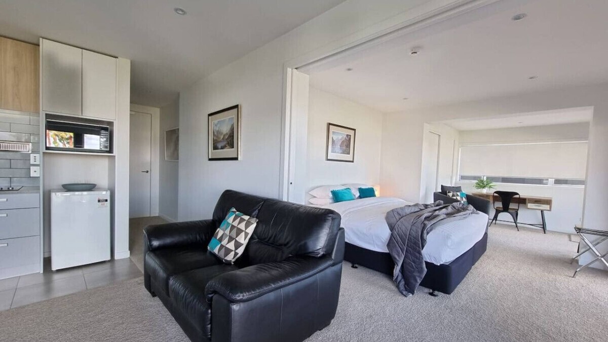 Castor Bay Apartment | 7 Commodore Parry Road