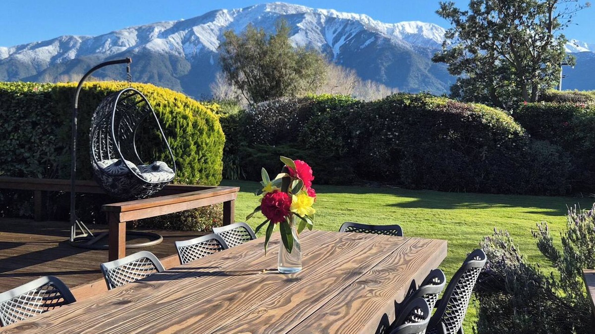 Kaikoura Bed & Breakfast | 8 bedrooms, 6 bathrooms, Sleeps 19: Sauna, 2 Hot Tubs, Stunning Mountain Views,