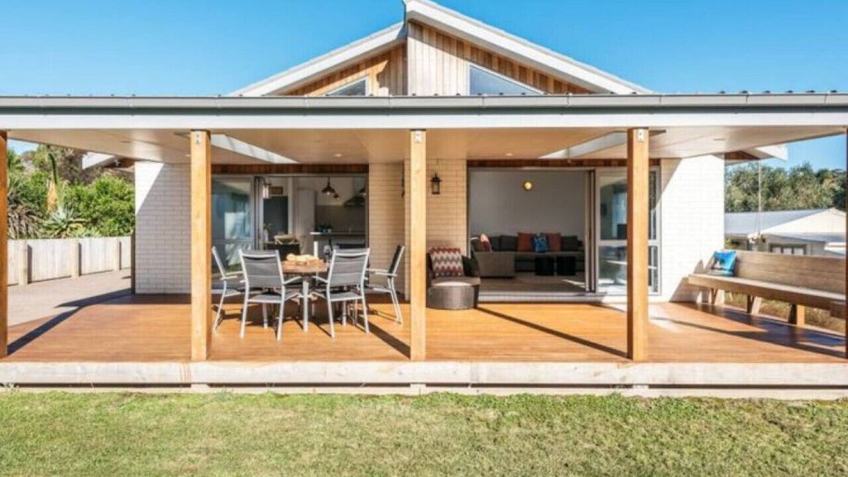 Oneroa House | A 5 minute walk from the Oneroa centre