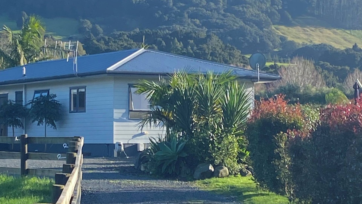 Whangarei Cottage | A cottage in a rural setting yet only minutes to Hospital, Barge Park and town.