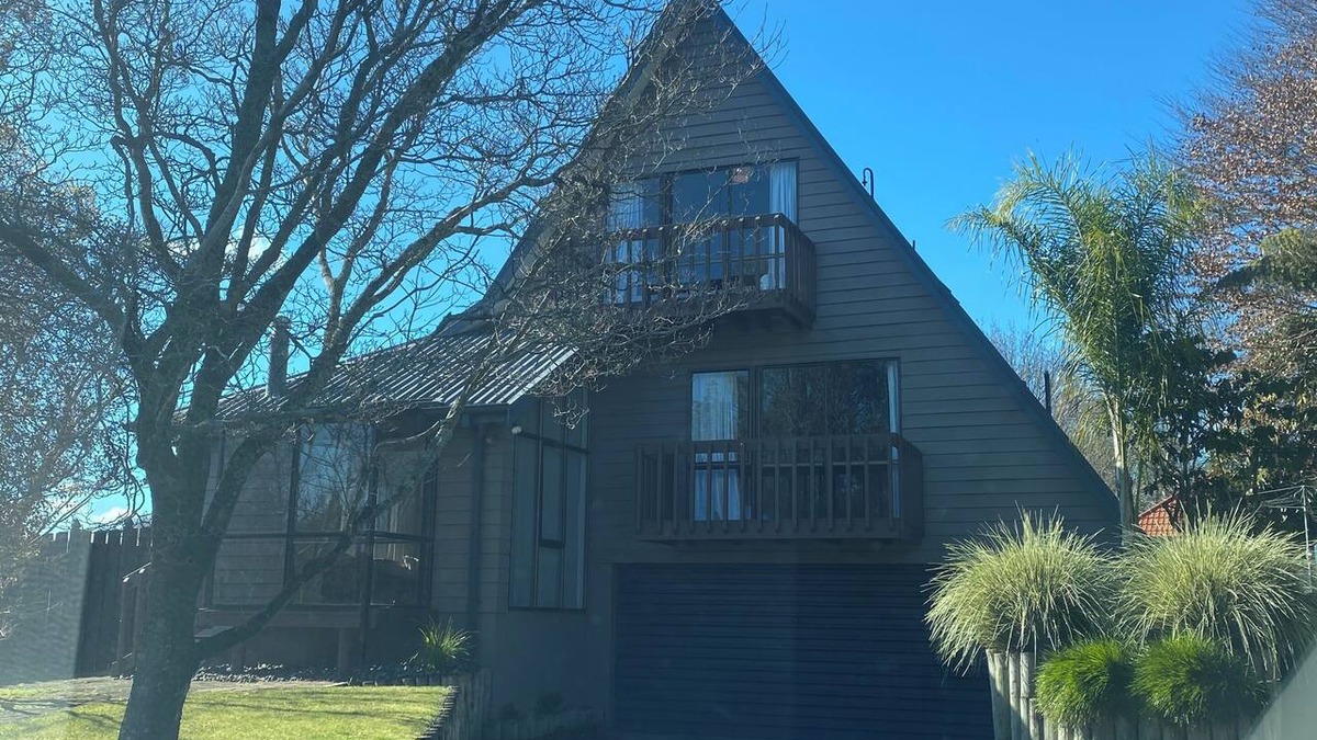 Leamington House | A-frame with pool