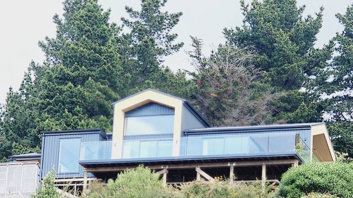 Nelson House | A gorgeous mix of sea, rural and urban views await at Hilltop Haven