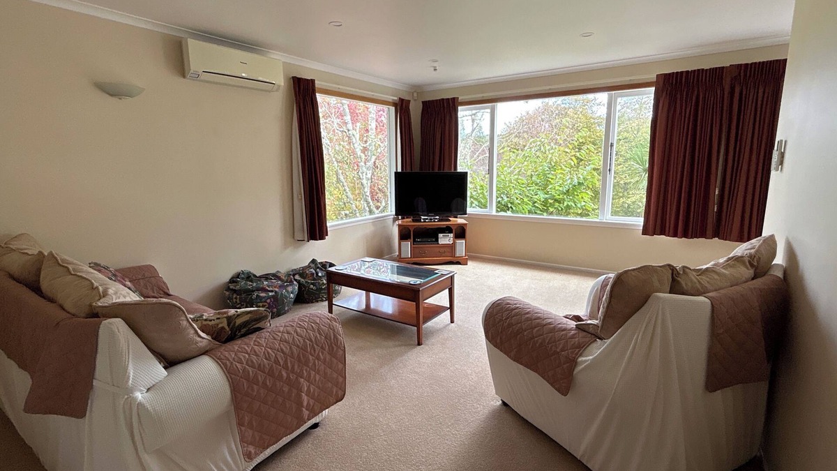 Titirangi House | A peaceful, retreat-like space with modern, spacious facilities.