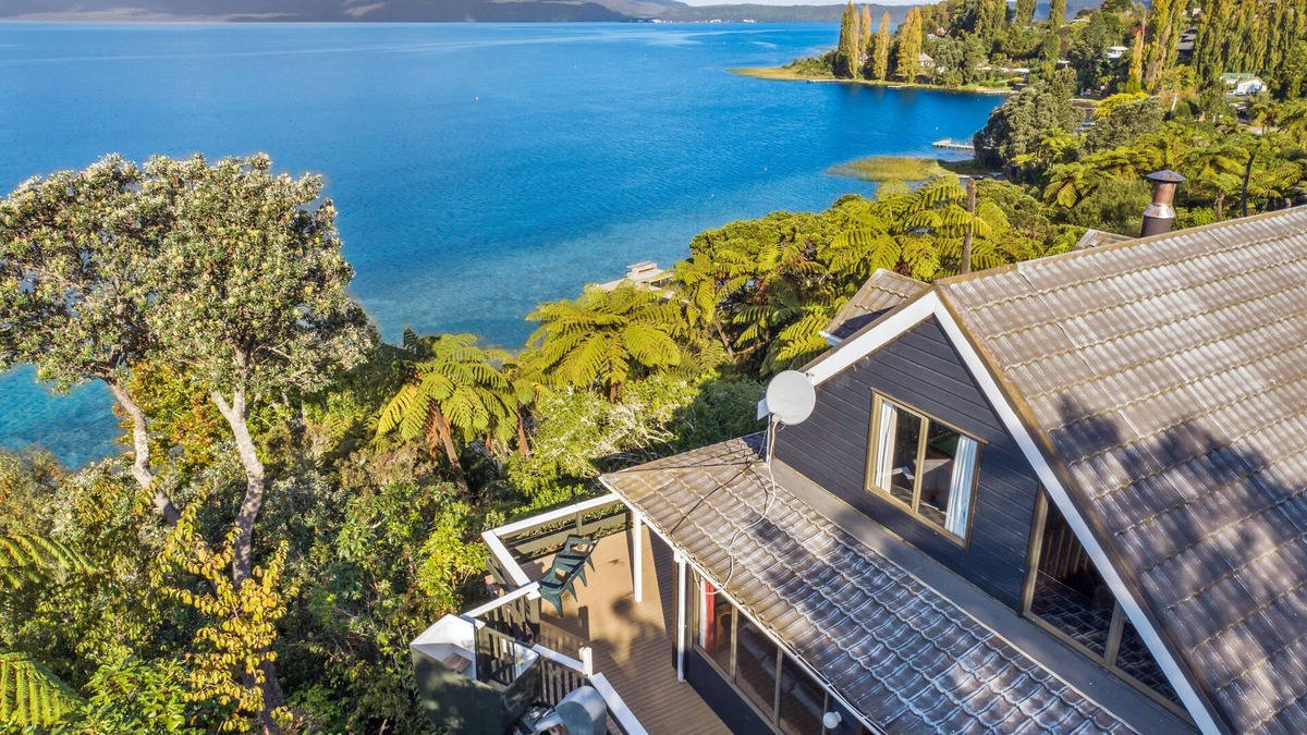 Lake Tarawera House | A PRIMO LAKE TARAWERA WATERFRONT LOCATION