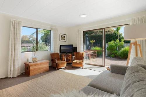 Omanu House | A stroll away from beach