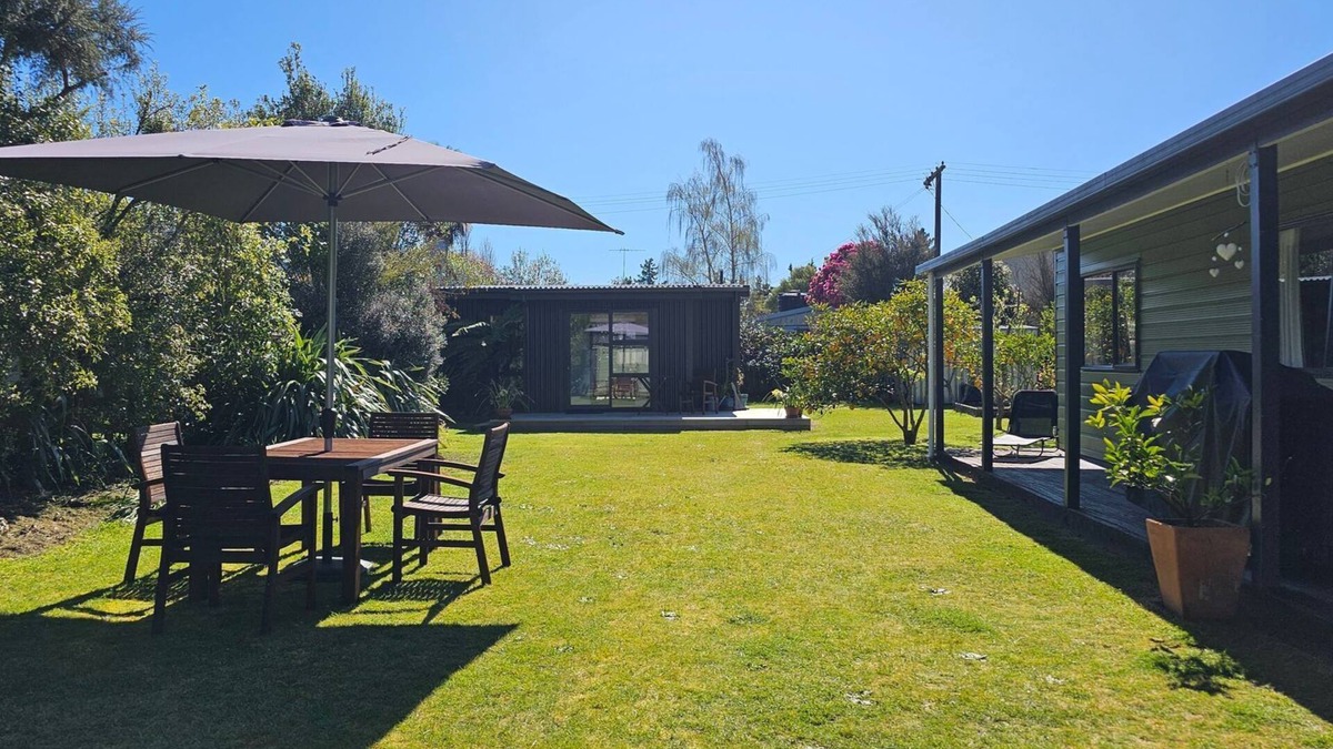 Marahau House | A sunny seaside holiday home in Marahau. Close to the beach and the ABel Tasman National Park