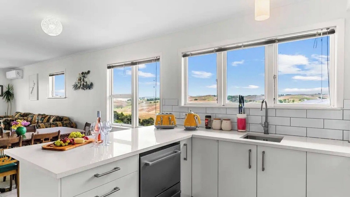 Kaiwaka House | A symphony of rural and sea views!
