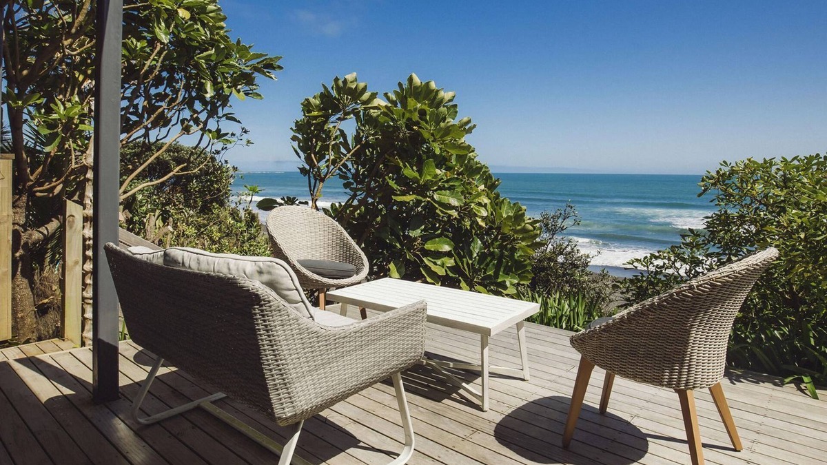 Oakura House | Absolute Beachfront Spa Pool